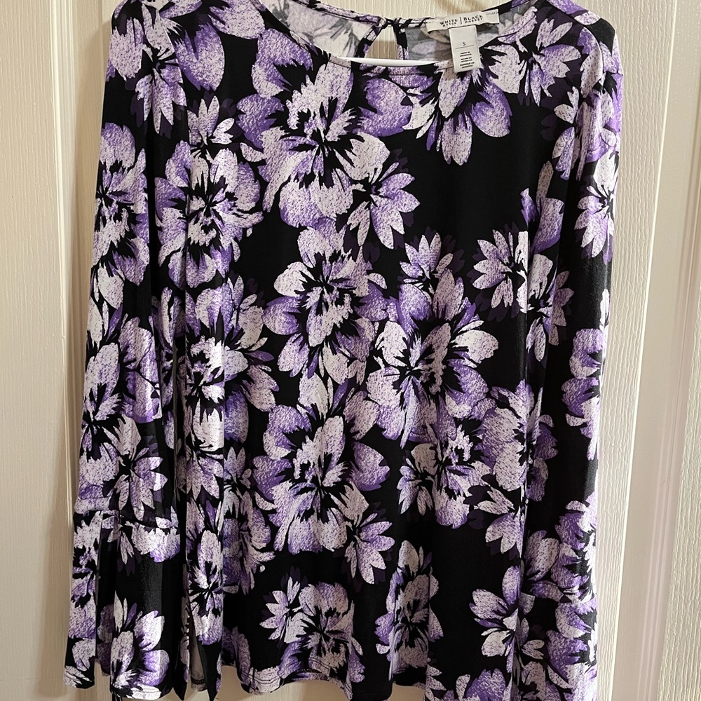 White House Black Market long sleeve floral top size S. New without tags.